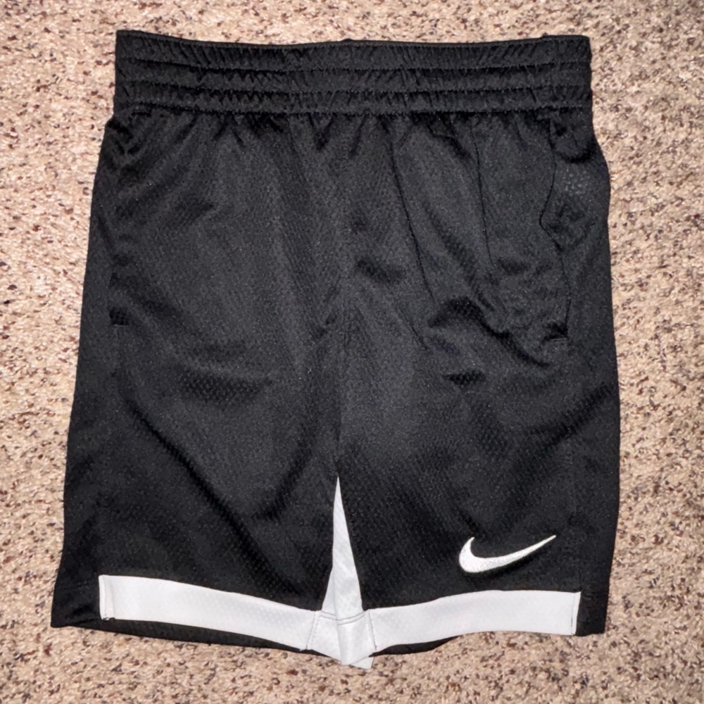 Nike  Boys Dri- Fit training shorts size Small